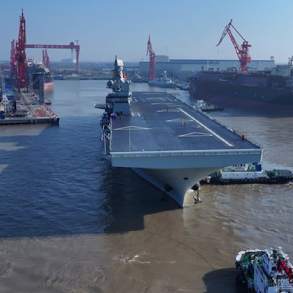 El buque de asalto anfibio Tipo 076 de China, el PLANS Sichuan, zarpa desde el astillero Hudong-Zhonghua Shipbuilding en Shanghái, el viernes 14 de noviembre de 2025.