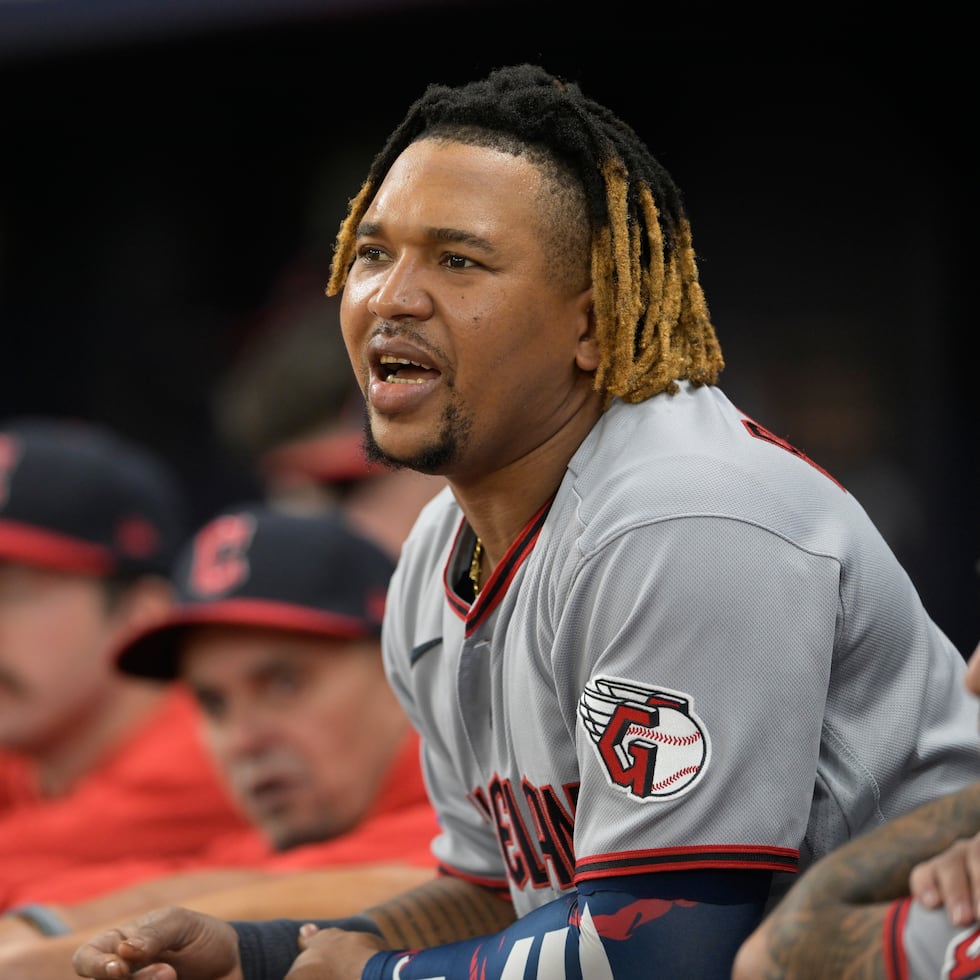 El tercera base de los Guardianes de Cleveland José Ramírez observa la segunda entrada del juego 2 de la Serie de Campeonato ante los Rays de Tampa Bay el martes 13 de octubre del 2026. (AP Foto/Phelan M. Ebenhack)