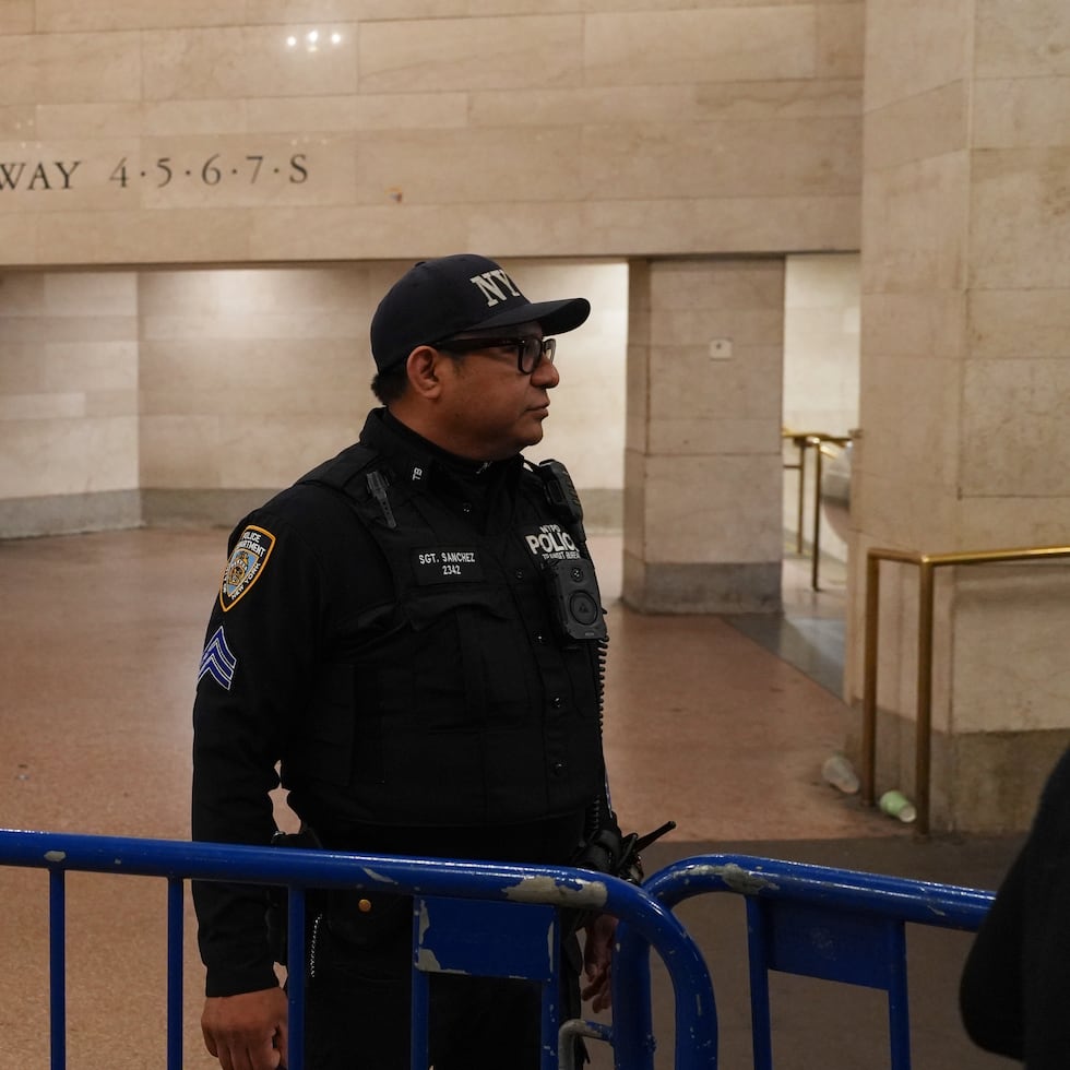 Los agentes que respondieron a una llamada de emergencia a las 9:40 de la mañana por una agresión en la estación 42nd Street-Grand Central se encontraron con el hombre.
