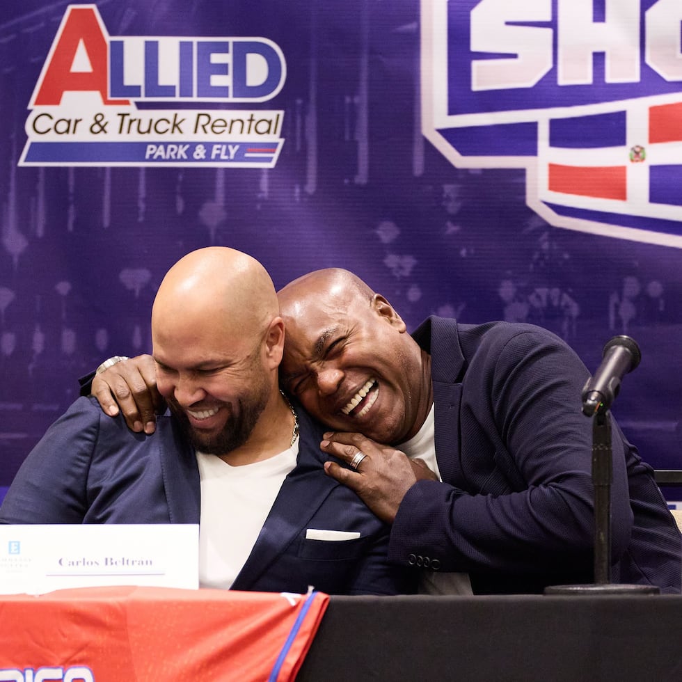 Los compadres Carlos Beltrán y Carlos Delgado bromean durante la conferencia de prensa sobre la responsabilidad de estar al frente de un equipo de Puerto Rico.