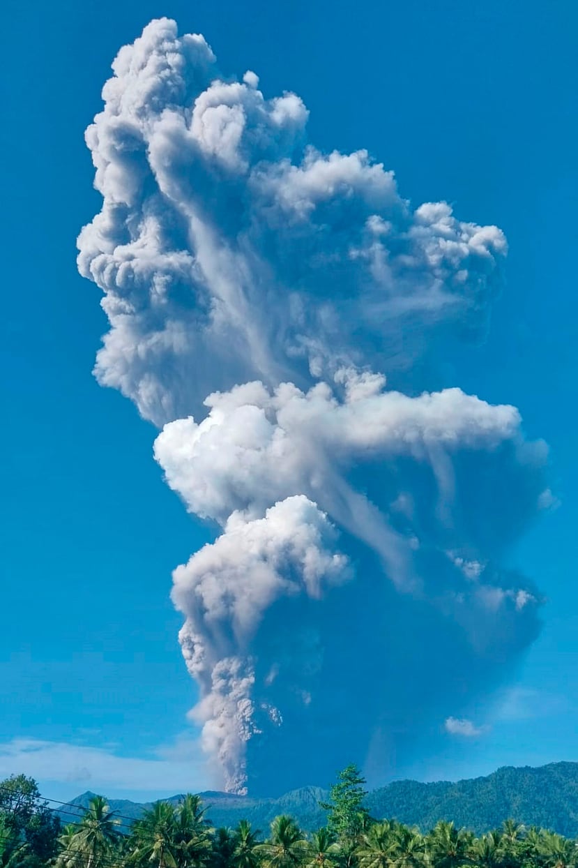 En esta fotografía difundida por Badan Geologi, la agencia geológica del Ministerio de Energía y Recursos Minerales de Indonesia, se observa al monte Dukono expulsando material volcánico durante una erupción en Halmahera Norte, Indonesia.