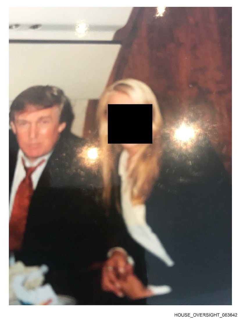 Los demócratas publican fotos de Trump rodeado de mujeres en la mansión de Epstein