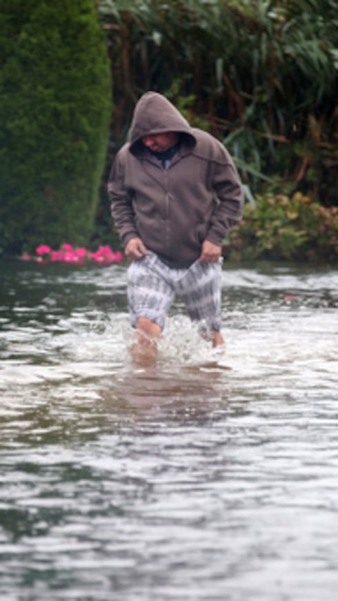 Una tormenta potente y de desplazamiento lento recorrió la costa del noreste de Estados Unidos el sábado, con vientos fuertes que dejaron sin electricidad a miles de personas, además de generar grandes olas y lluvias intensas que crearon condiciones peligrosas en algunos lugares.