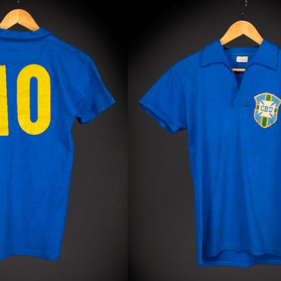 Esta imagen proporcionada por Sotheby’s muestra la camiseta número 10 usada por Pelé en el partido de la final del Mundial de 1958, que será subastada en línea entre el 29 de junio y el 16 de julio.