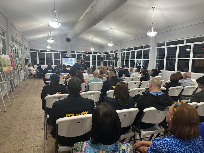 Tanto policías como residentes extranjeros recibieron un pequeño taller sobre qué debe hacer la policía si interviene con un inmigrante en la calle.