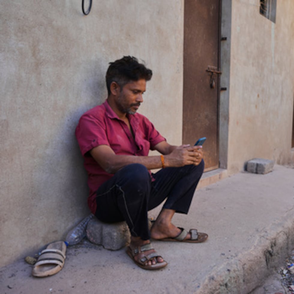 Un trabajador sentado en la parte de trabajadores de la fábrica Morbi.