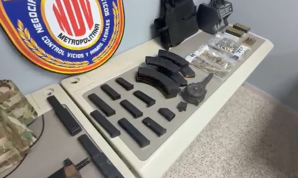 Armas, dinero y drogas: ocupan miles de piezas de evidencia tras allanamientos en San Juan