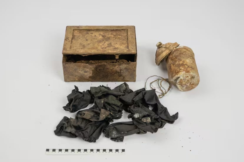 La caja de metal contenía una gran cantidad de objetos de uso personal