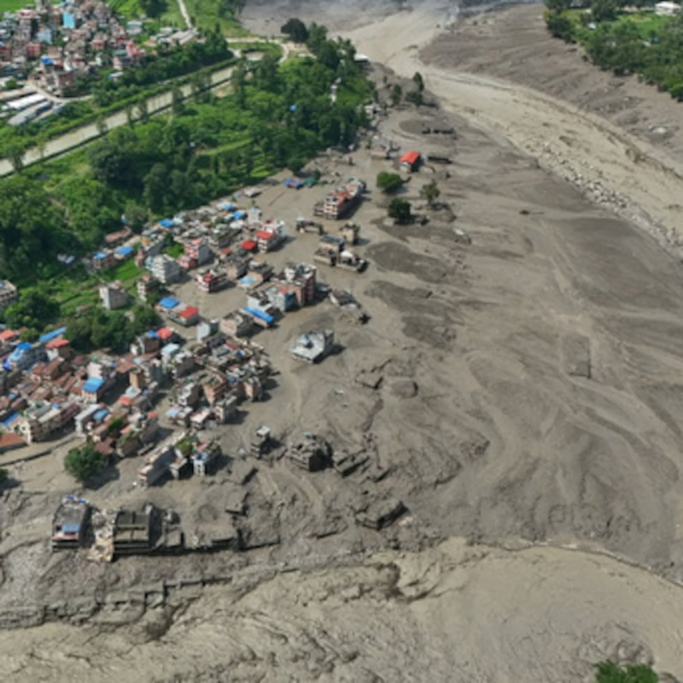 Varias casas dañadas se alzan precariamente cerca de las orillas del río Trishuli, crecidas y repletas de escombros, tras las crecidas repentinas registradas el miércoles en el distrito de Nuwakot, en Nepal.
