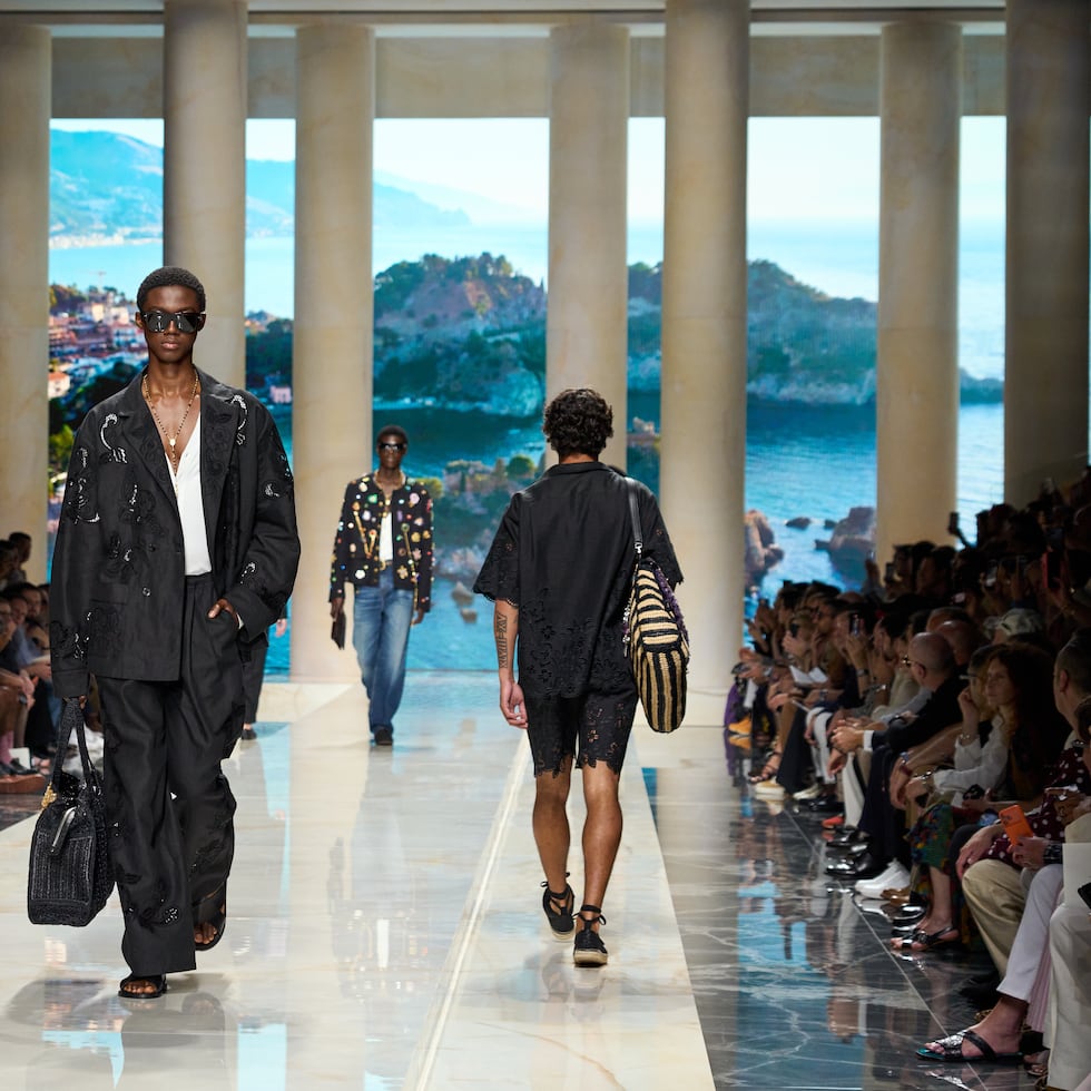 Dolce Gabbana implementó el uso de bolsos en su colección masculina de primavera verano 2027, presentada en el Milan Fashion Week.