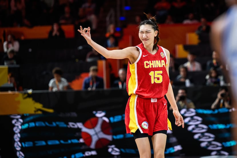Xu Han, la centro de 6'8" de estatura que juega en la WNBA con Nueva York Liberty.