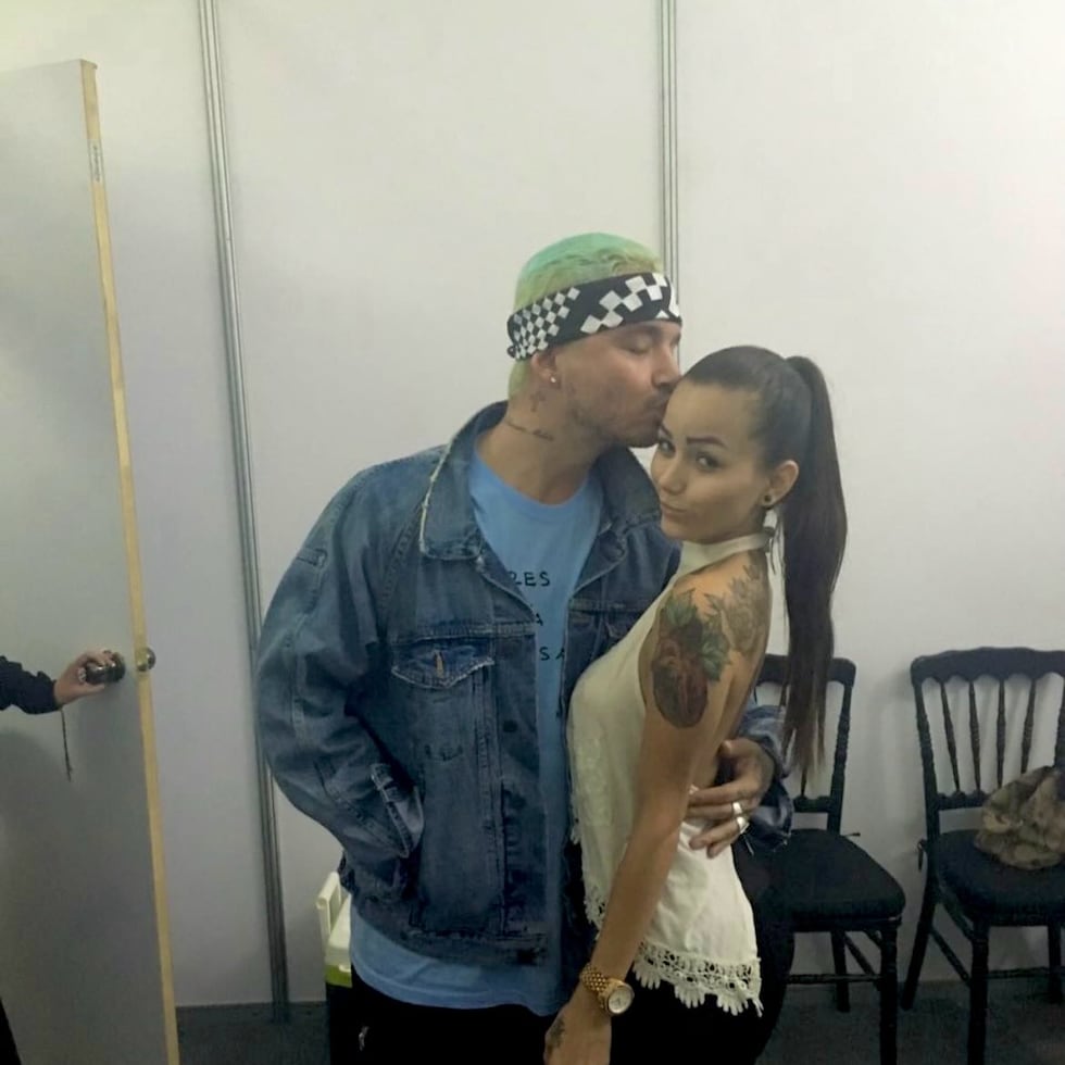 J Balvin y Melanie Pavola.