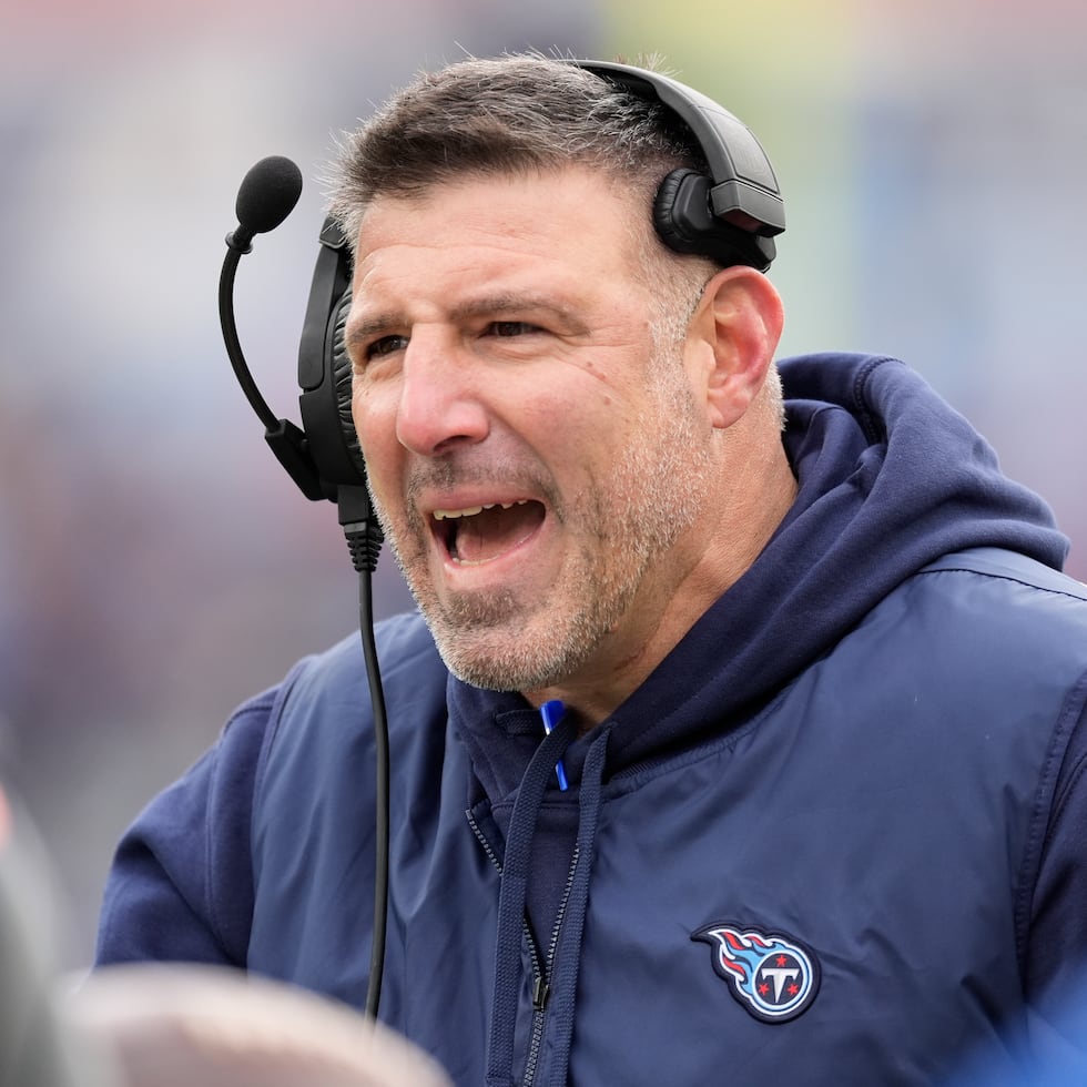 Con los Patriots, Mike Vrabel fue el Entrenador del Año de la NFL de AP después de conducir al equipo a una marca de 14-3 la temporada pasada.