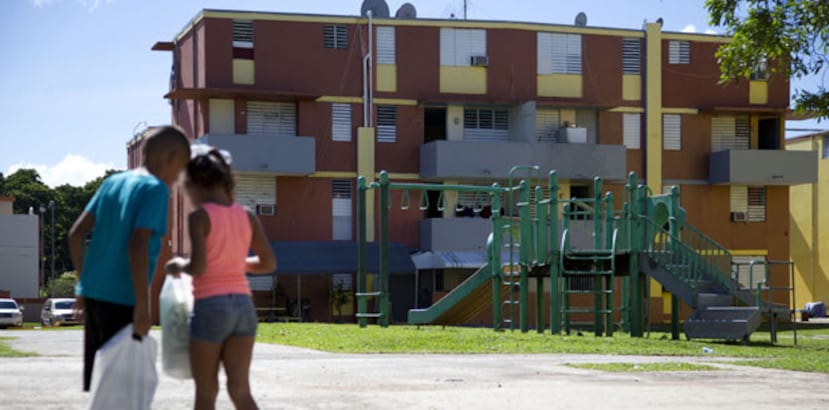 La Policía reforzó la vigilancia en el complejo residencial público, lo que le ha dado un poco de paz a los inquilinos. (tonito.zayas@gfrmedia.com)