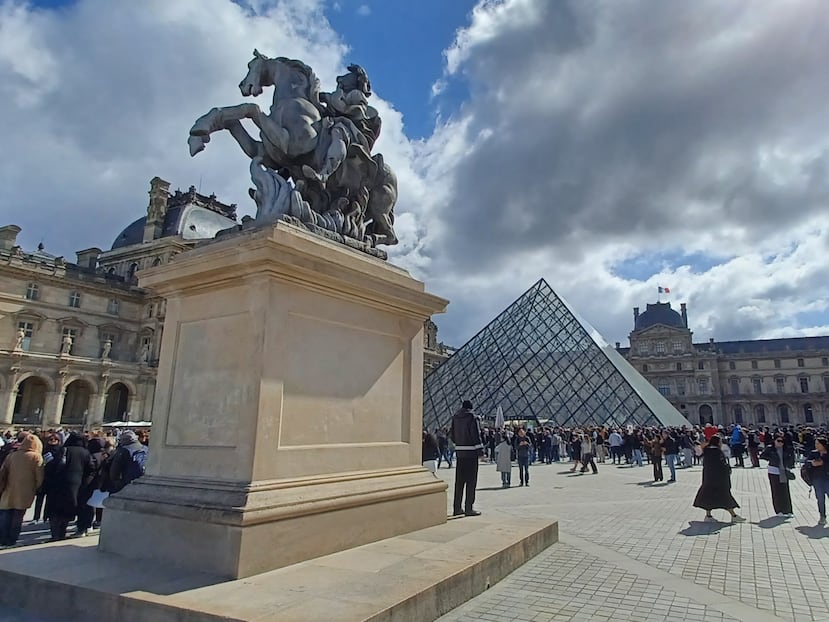 El Louvre es visita obligatorio para quien visita por primera vez París. Lo mejor es comprar el boleto con hora de entrada para evitar las largas filas.