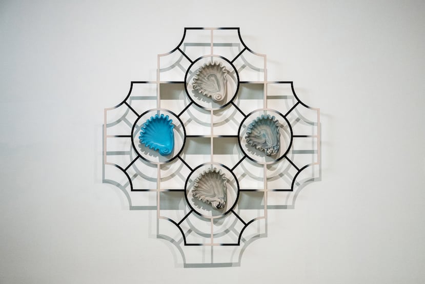 A simple vista, la obra parece sencilla, pero al acercarse se descubre que esos caracoles son reproducciones de una pieza creada años atrás por la madre del artista. (Foto: Wyatt Mitchell)
