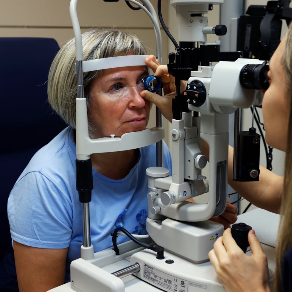 La alimentación desempeña un papel clave en la salud ocular, aportando vitaminas, antioxidantes y ácidos grasos que ayudan a proteger la retina, prevenir daños y mantener un buen funcionamiento de los ojos a lo largo de los años.