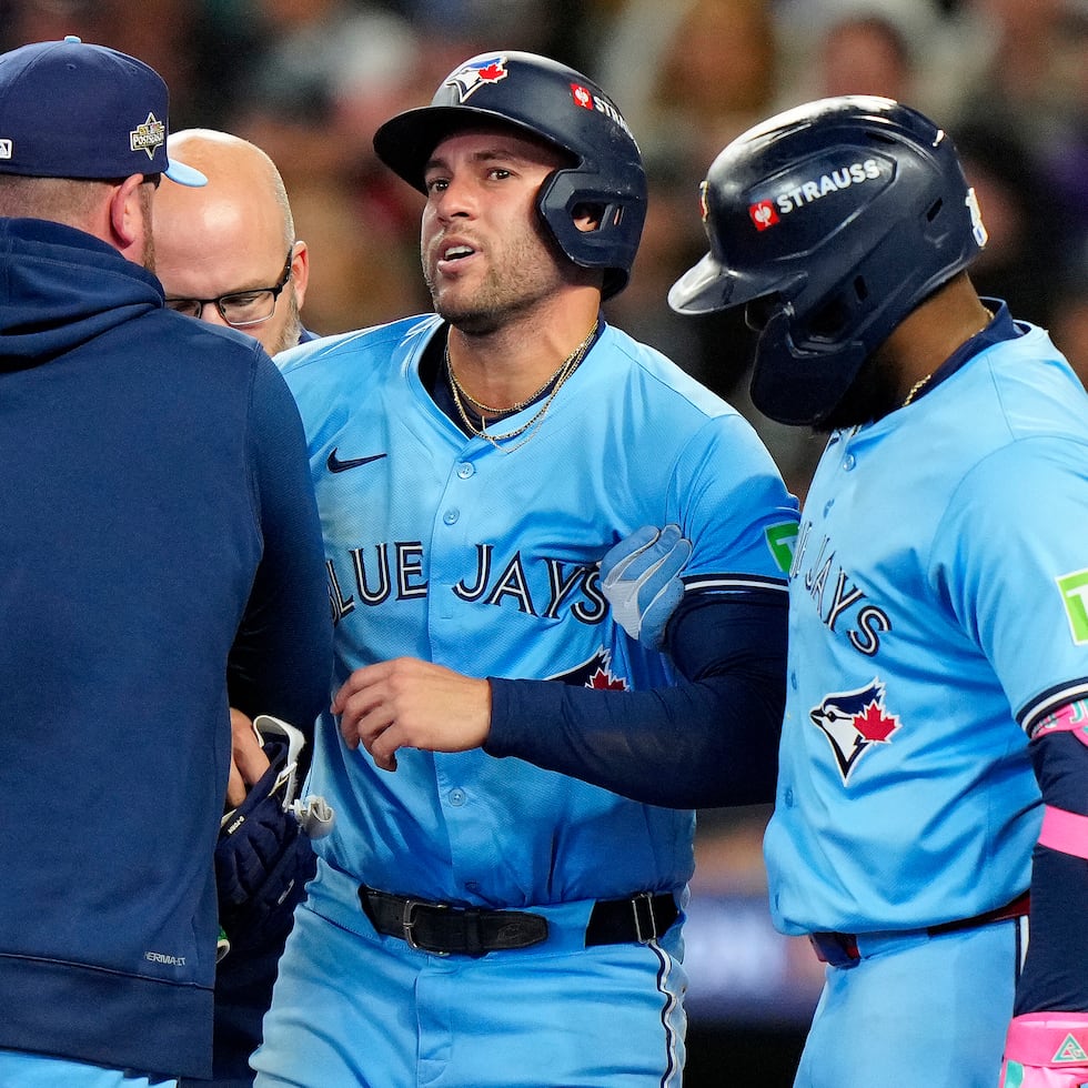 George Springer fue golpeado en la rótula derecha por un lanzamiento de Bryan Woo a 95.6 mph el viernes durante el quinto juego de la Serie de Campeonato de la Liga Americana.