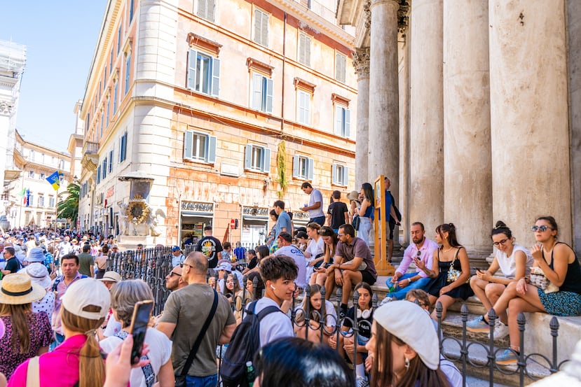 El calor que se vive actualmente en ciudades como Roma, han provocado que los turistas tengan en consideración una serie de detalles a la hora de prepararse para su viaje de vacaciones.