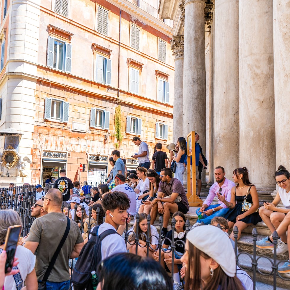 El calor que se vive actualmente en ciudades como Roma, han provocado que los turistas tengan en consideración una serie de detalles a la hora de prepararse para su viaje de vacaciones.