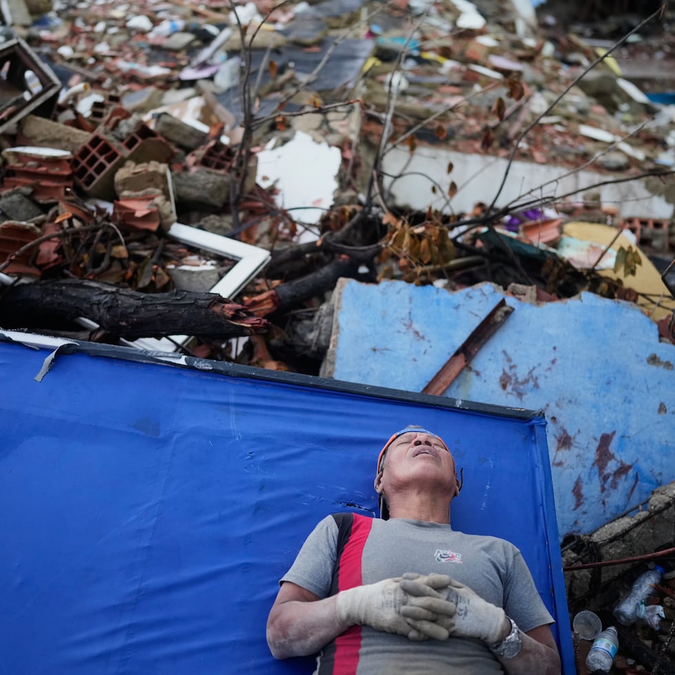 Las organizaciones humanitarias advirtieron este martes de que el frágil sistema sanitario de Venezuela se encuentra al límite de su capacidad casi una semana después de dos potentes terremotos. Mientras residentes, como Kerli Faria, siguen buscando a familiares entre los escombros de La Guaira.