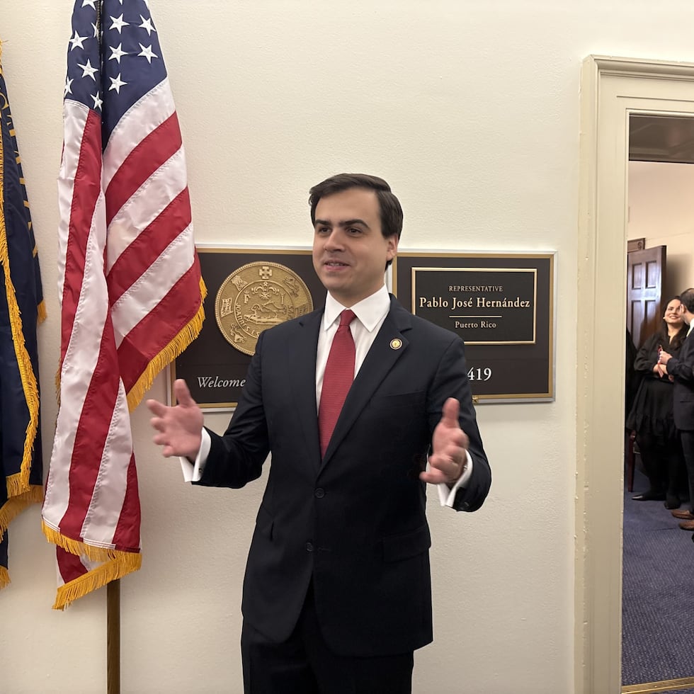 El comisionado residente en Washington, Pablo José Hernández, destaca la "enorme" pérdida de popularidad del presidente Trump.