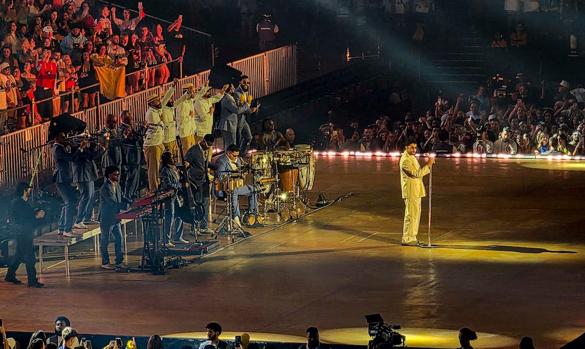 Bad Bunny lleva su gira 'Debí tirar más fotos' a París ante 45,000 fanáticos