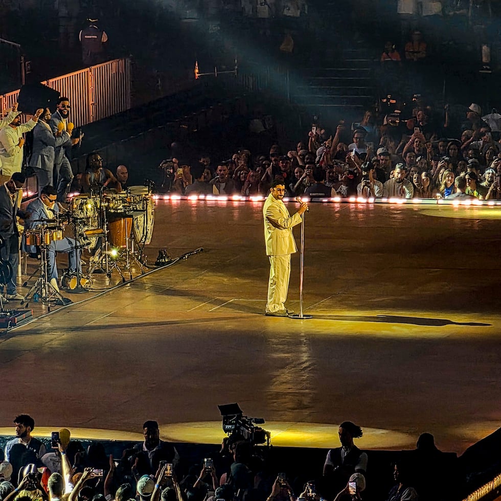 Primer concierto de la nueva gira del cantante puertorriqueño Bad Bunny en el Plenitude Arena, en París, donde presenta los temas de su último álbum 'Debí tirar más fotos'.
