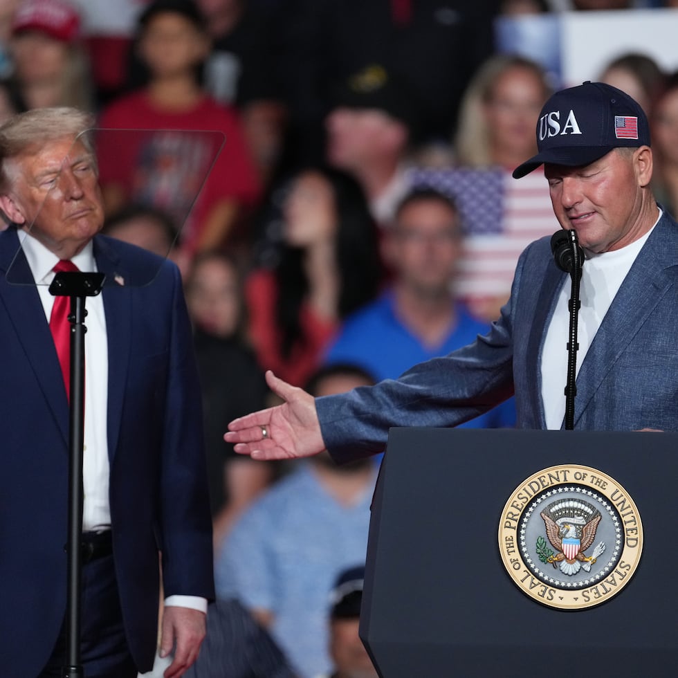 El presidente Donald Trump escucha mientras Roger Clemens habla en un mitin de campaña en el Freeman Coliseum de San Antonio.