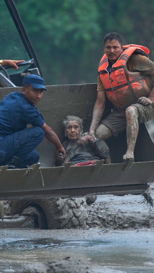 Las autoridades advirtieron a residentes de varios distritos de Nepal que se mantuvieran alejados de las riberas de los ríos Bhotekoshi, Trishuli y Narayani.