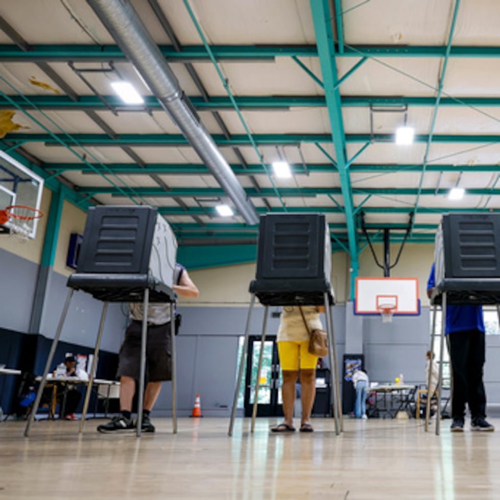 ARCHIVO – Votantes emiten su voto en las elecciones primarias celebradas en Windsor, Connecticut, el 11 de agosto de 2026. (Foto AP/Rusty Jones, archivo)