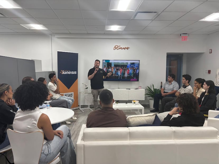Bright Stars es un programa de Fundación Kinesis que prepara a estudiantes talentosos para ingresar a las universidades más competitivas de Estados Unidos y de la isla mediante un plan individualizado que comprende tres componentes principales: asesoría universitaria, refuerzo académico y desarrollo de liderazgo.