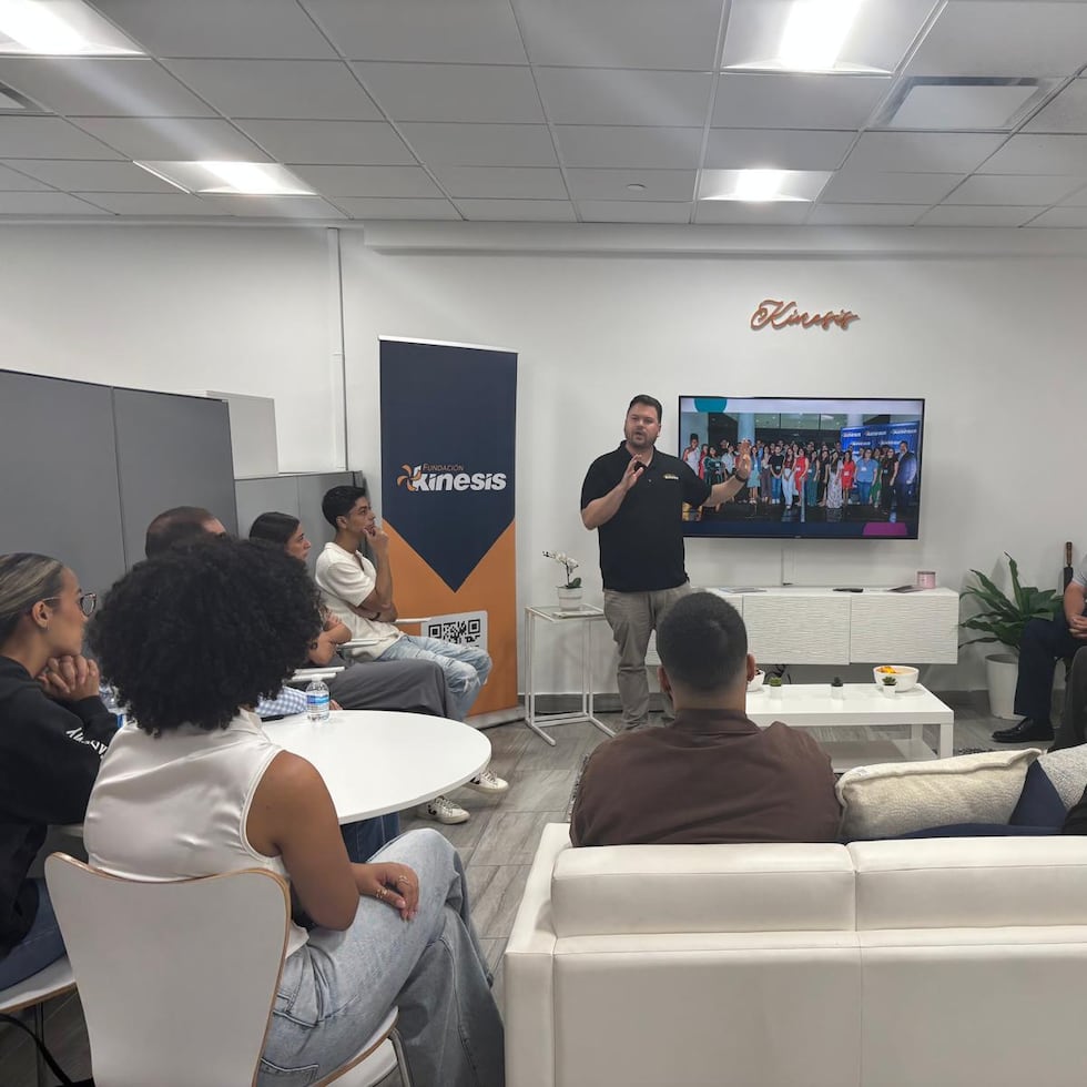 Bright Stars es un programa de Fundación Kinesis que prepara a estudiantes talentosos para ingresar a las universidades más competitivas de Estados Unidos y de la isla mediante un plan individualizado que comprende tres componentes principales: asesoría universitaria, refuerzo académico y desarrollo de liderazgo.