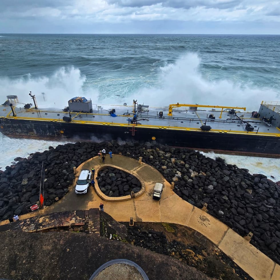 Una barcaza encalló en la orilla del rompeolas frente al Castillo San Felipe del Morro, en la entrada de la bahía de San Juan. Foto por Xavier Araújo