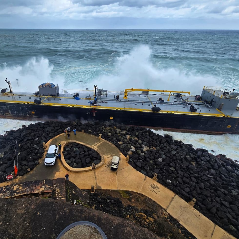 Una barcaza encalló en la orilla del rompeolas frente al Castillo San Felipe del Morro, en la entrada de la bahía de San Juan. Foto por Xavier Araújo