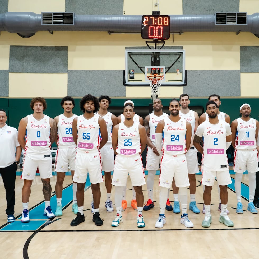 El Equipo Nacional posa para una foto oficial en las ventanas FIBA.