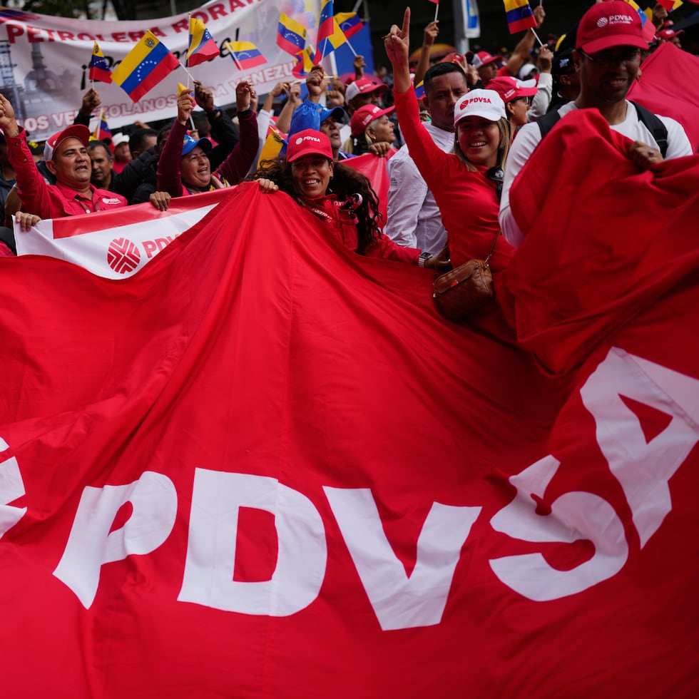 Trabajadores de la petrolera estatal venezolana PDVSA se manifiestan para respaldar un proyecto de reforma petrolera propuesto por la presidenta interina Delcy Rodríguez para relajar el control estatal y abrir la industria a la inversión privada y extranjera en Caracas, Venezuela, el jueves 29 de enero de 2026. (