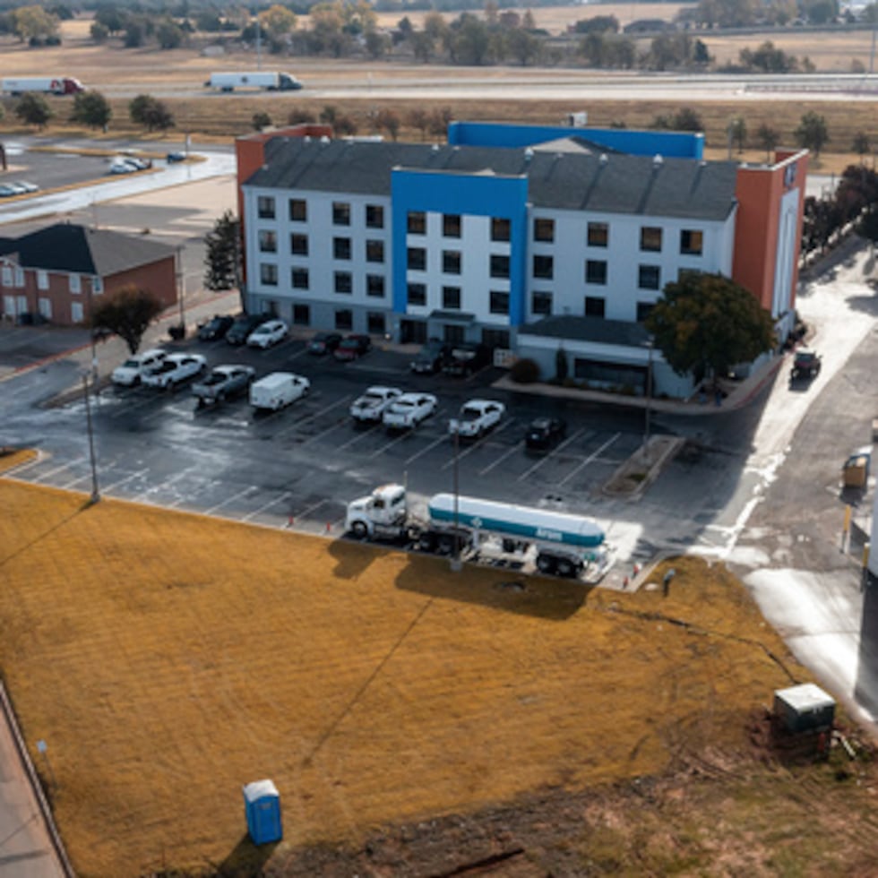 El lugar donde ocurrió una filtración de gas en el Holiday Inn Express en Weatherford, Oklahoma, el 13 de noviembre del 2025.