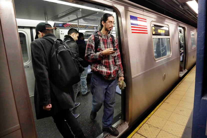 Las autoridades de Nueva York han declarado en "estado de emergencia" al metro. (AP)