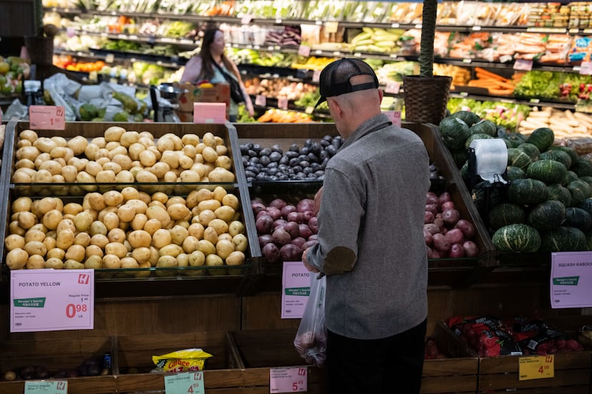 Clientes compran en la sección de frutas y verduras de un supermercado el lunes 11 de mayo de 2026 en Portland, Oregón. (Foto AP/Jenny Kane)