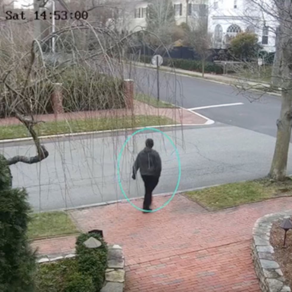 Esta imagen, tomada de un video distribuido por el FBI, se muestra a una persona de interés en la investigación del tiroteo registrado en la Universidad de Brown.