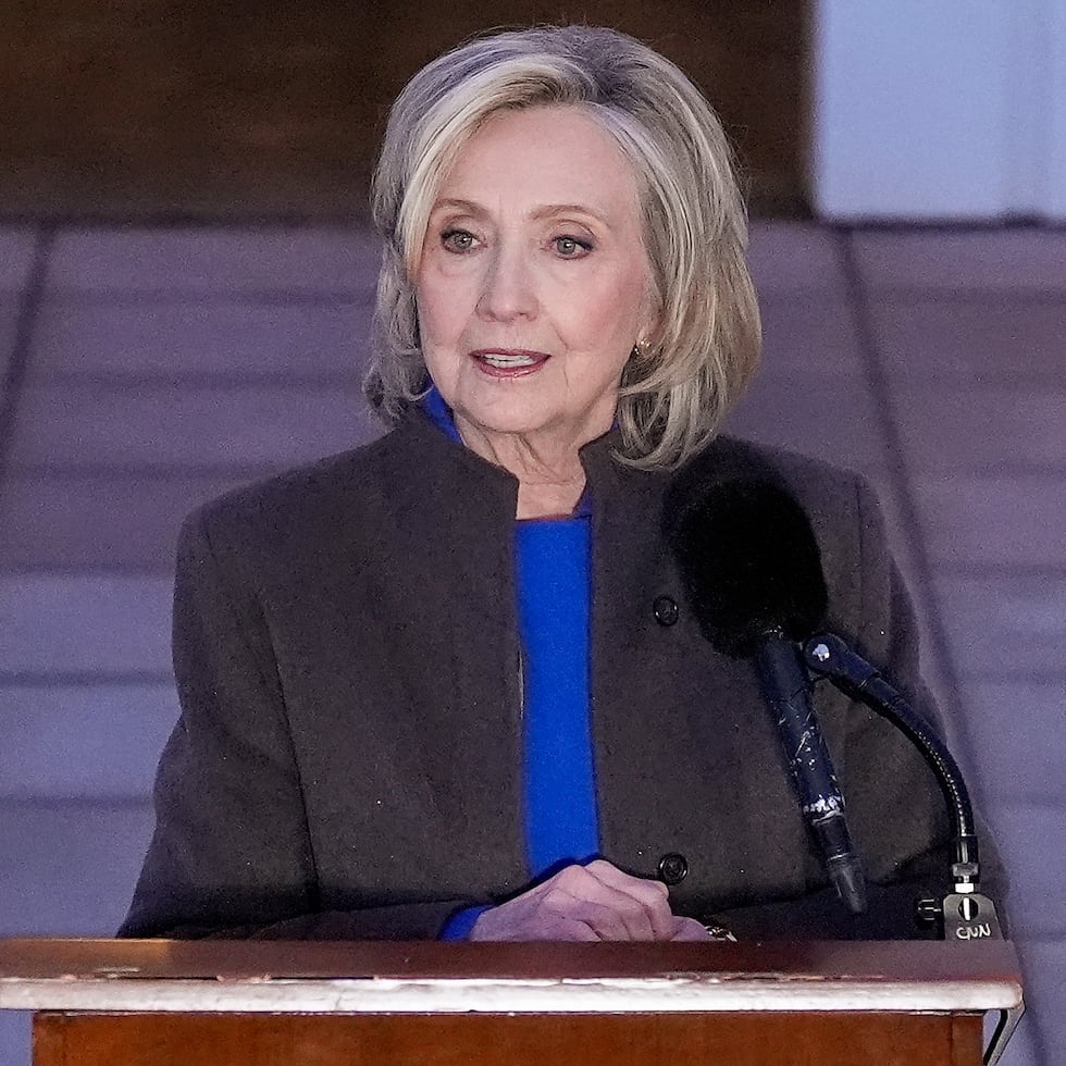 Hillary Clinton atendió a los medios de comunicación tras concluir la vista.