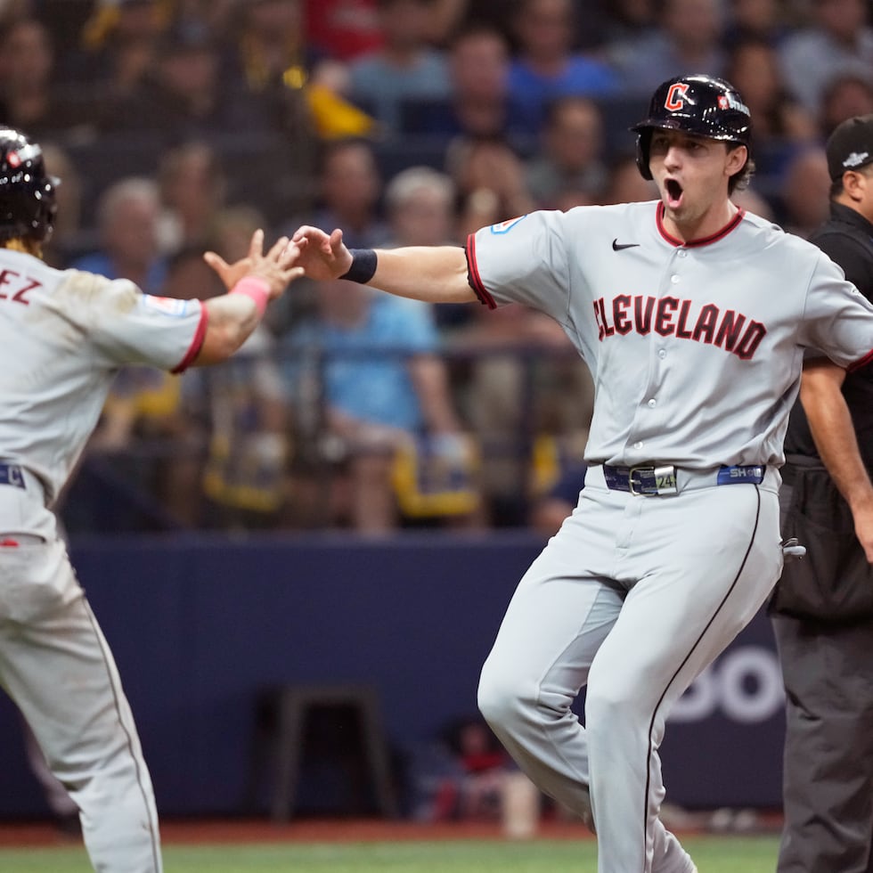 El dominicano José Ramírez celebra con su compañero de los Guardians de Cleveland Chase DeLauter tras anotar con el sencillo de Nathaniel Lowe en la octava entrada.