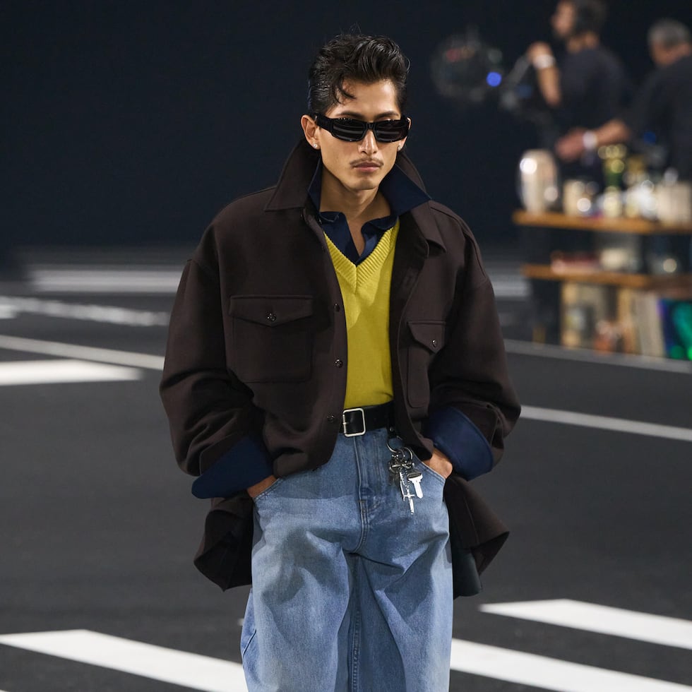 Básicos conocidos como trench coats, trajes, denim y ropa de trabajo se transforman en piezas con una actitud más contundente