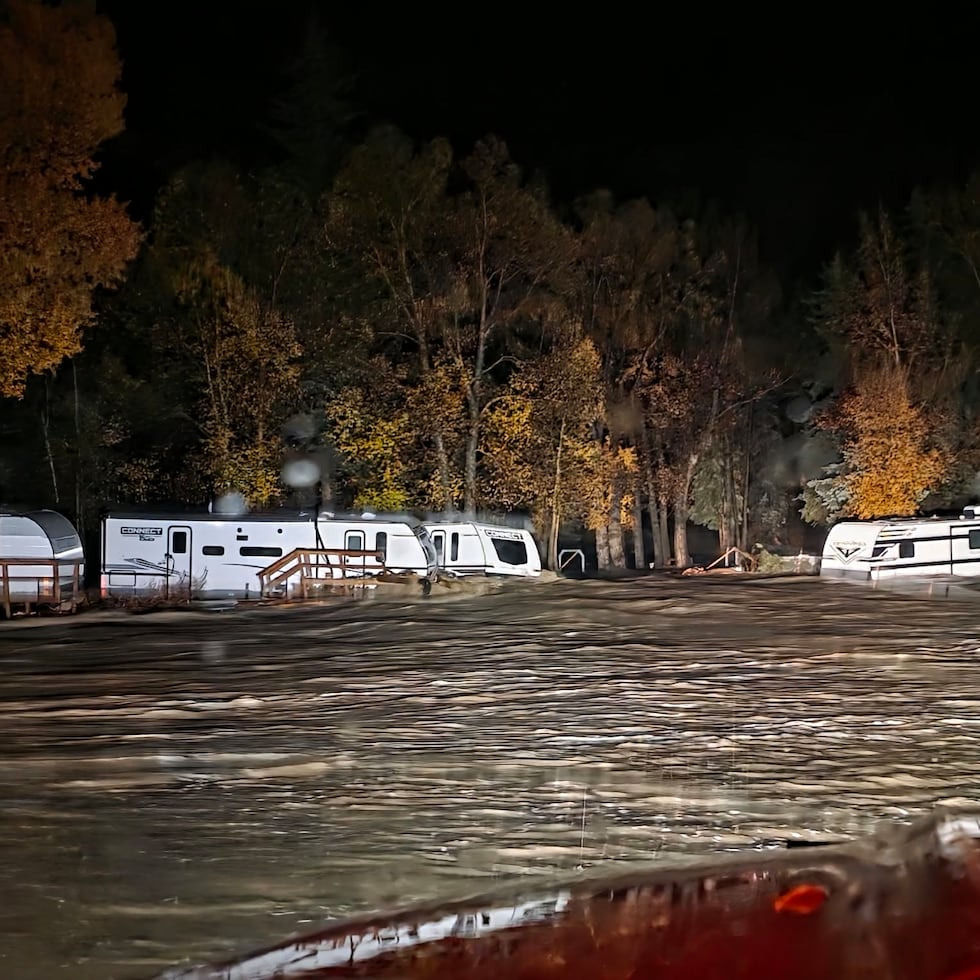 Las aguas de inundación rodean varias caravanas en el campamento Fun Valley Family Resort en South Fork, Colorado, la mañana del viernes 23 de octubre de 2026. (Departamento de Bomberos de South Fork vía AP)