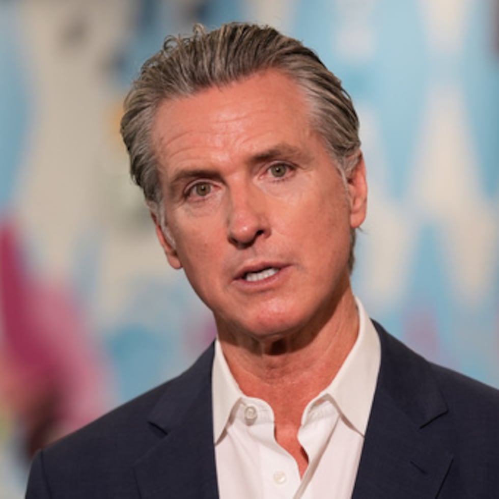 La oficina de Newsom mencionó el análisis elaborado por un grupo perteneciente a la comisión estatal de energía, según el cual Chevron es, en promedio, entre 15 y 21 centavos por litro (60 y 80 centavos por galón) más costosa que las alternativas sin marca.