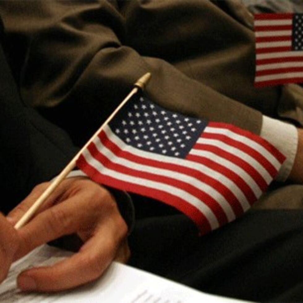 Los expertos discrepan sobre la constitucionalidad de la política, la cual involucra a personas que no son ciudadanos estadounidenses y su libertad de expresión.