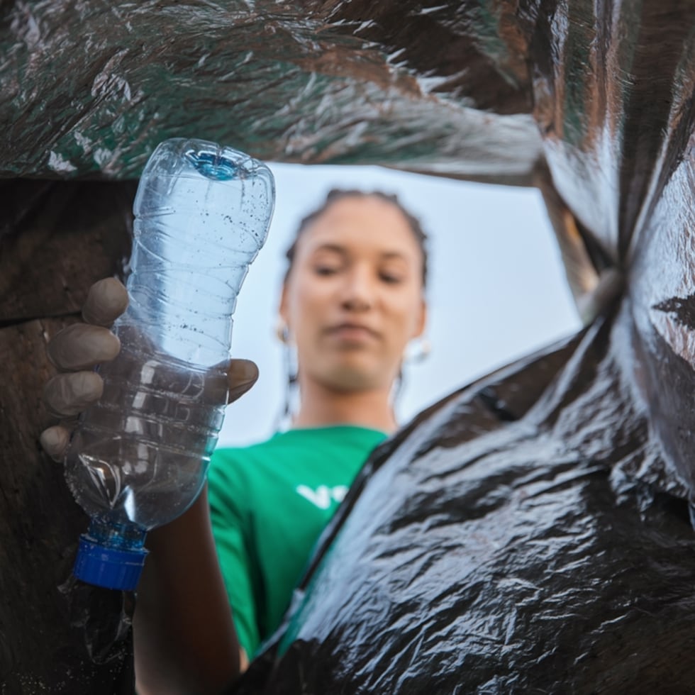 “Debemos educar muchísimo, no solamente a la ciudadanía, sino también a los legisladores o quienes escriben estas leyes que inciden en todos estos problemas ambientales”, dijo la bióloga Carmen Reyes Colón, profesora y directora del Departamento de Ciencias Naturales en la Pontificia Universidad Católica en Ponce.