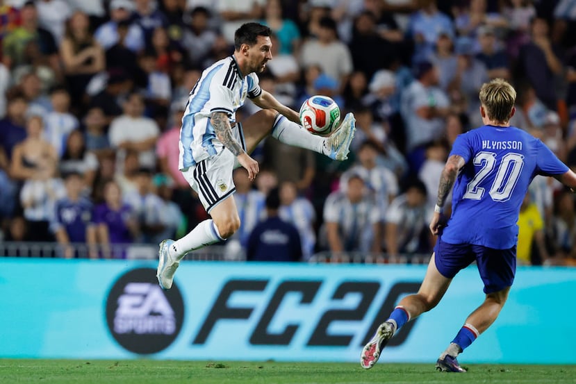 Lionel Messi (10) controla el balón ante la mirada el mediocampista de Islandia, Kristian Hlynsson.