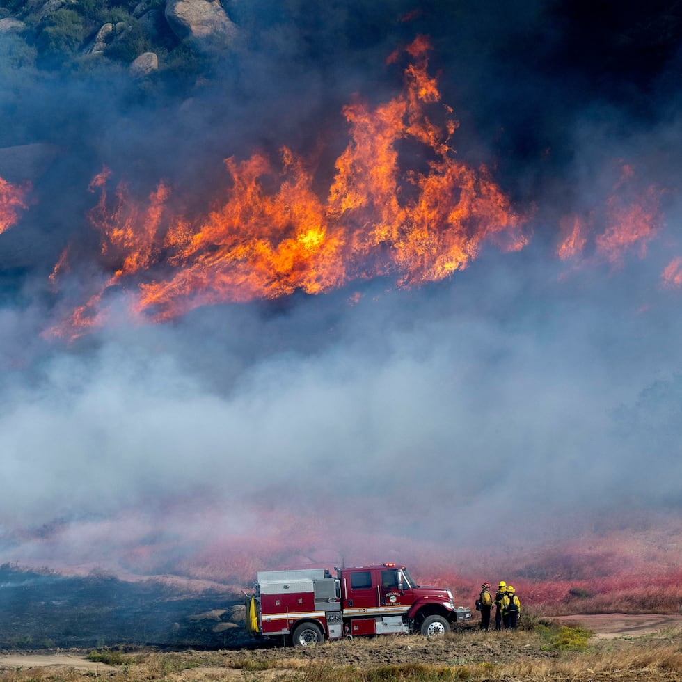 Los bomberos del Departamento de Bomberos de Pechanga vigilan el incendio forestal "Springs", en Moreno Valley, California.